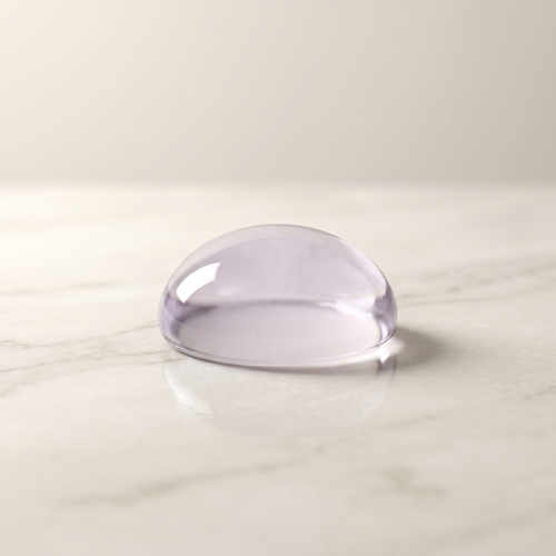 Gota de serum hialurónico Vela Lab Herbal Orgasm Drops sobre mármol, textura cosmética