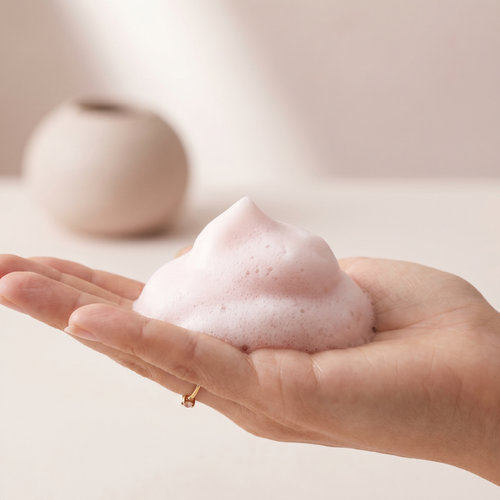 Espuma íntima Vela Lab Mousse Cranberry en mano, textura suave para piel sensible